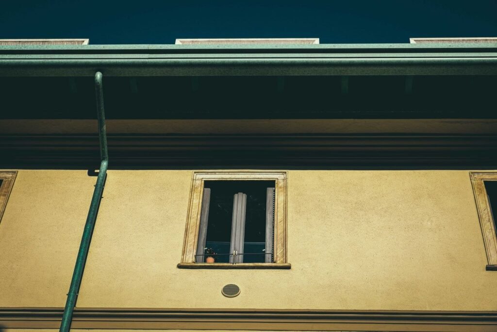 Évacuation des eaux de toiture — photographie d’illustration